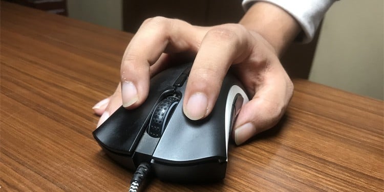 How To Hold A Mouse The Correct Way