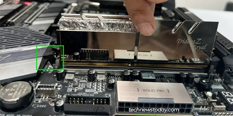 removing-ram-stick